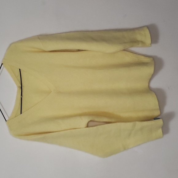 Beautiful Yellow Wool Angora I V-neck Sweater - Picture 2 of 12